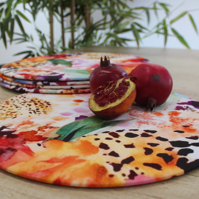 Pila de fundas del Set Animal Print con estampado floral y de leopardo junto a granadas frescas