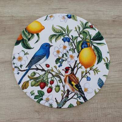 Funda Jardín Vivo: bajoplato con ilustración botánica de un pájaro azul, un jilguero, limones y fresas